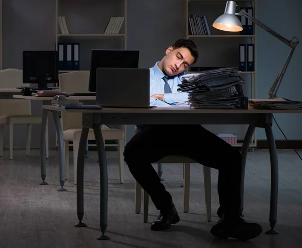 Çalışanların gece geç saatlere kadar çalışması önemli bir haberdir. — Stok fotoğraf