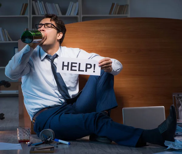 Werknemer vraagt om hulp en drinken onder stress en wanhoop — Stockfoto