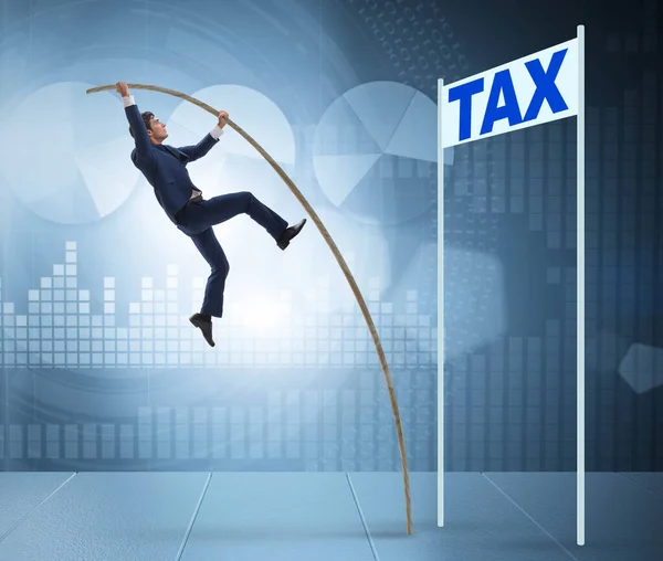 Biznesmen przeskakujący nad opodatkowaniem w koncepcji unikania opodatkowania — Zdjęcie stockowe