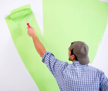 Genç ressam evde tadilat yapıyor.