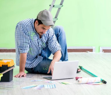 Genç adam evini yeniliyor.