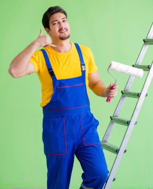 Genç ressam evde tadilat yapıyor.