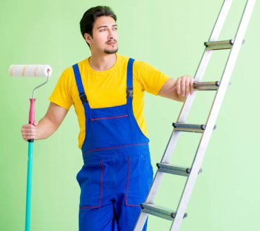 Genç ressam evde tadilat yapıyor.