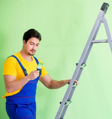 Genç ressam evde tadilat yapıyor.