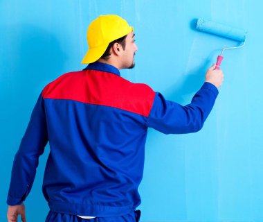 Genç ressam evde tadilat yapıyor.