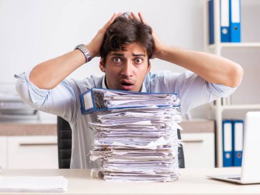 Çok fazla işi ve evrak işi olan yoğun bir çalışan.