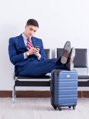 Havaalanı dinlenme odasında yolcu bekleyen adam.