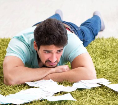 Genç adam kişisel finans ve faturalarla boğuşuyor.