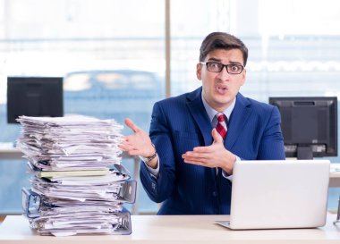 İşadamı işkolik evrak işleriyle boğuşuyor