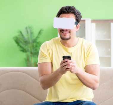 Sanal gerçeklik gözlüklü genç adam.