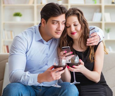 Genç çift romantik bir konseptte şarap içiyor.