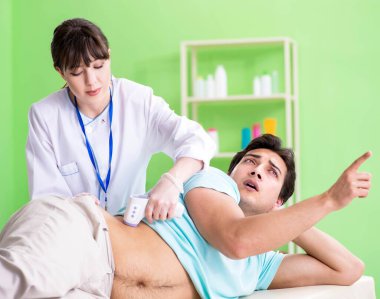 Genç adam ultrason prosedürü için radyolojisti ziyaret ediyor.