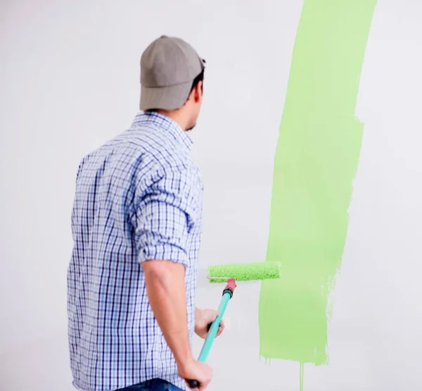 Mladý malíř dělá rekonstrukci doma — Stock fotografie