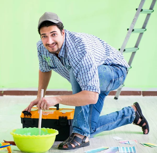 Joven hombre haciendo la renovación del hogar — Foto de Stock