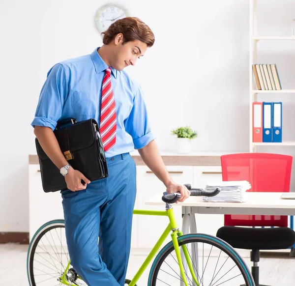 Joven hombre de negocios con bicicleta para viajar a la oficina —  Fotos de Stock