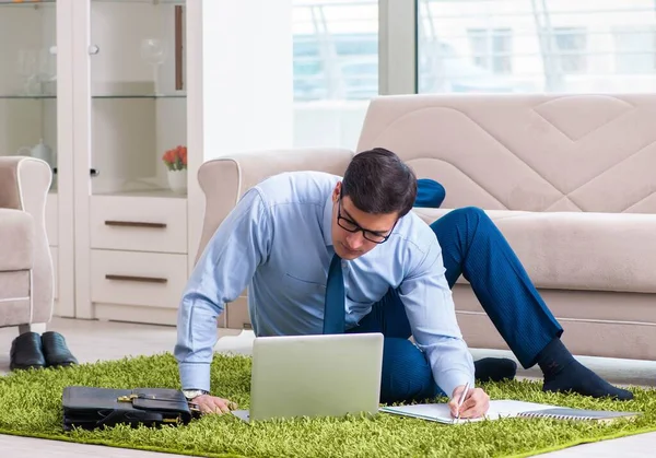 Biznesmen biorący pracę do domu i pracujący po godzinach — Zdjęcie stockowe