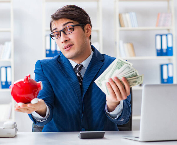 Бизнесмен думает о своих сбережениях во время кризиса