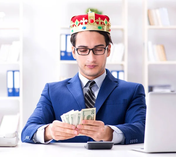 Zakenman koning met geld op kantoor — Stockfoto