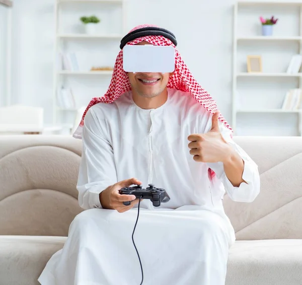Arabische man verslaafd aan videospelletjes — Stockfoto