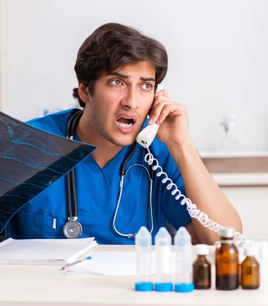 Γιατρός στην έννοια της τηλεϊατρικής με τηλέφωνο — Φωτογραφία Αρχείου