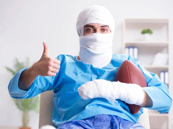 Jogador de futebol americano ferido se recuperando no hospital — Fotografia de Stock