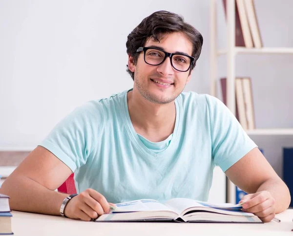 Joven estudiante guapo preparándose para los exámenes escolares —  Fotos de Stock