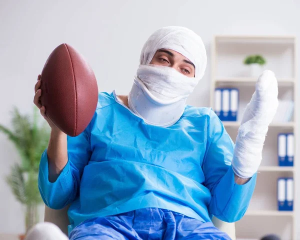 Jogador de futebol americano ferido se recuperando no hospital — Fotografia de Stock