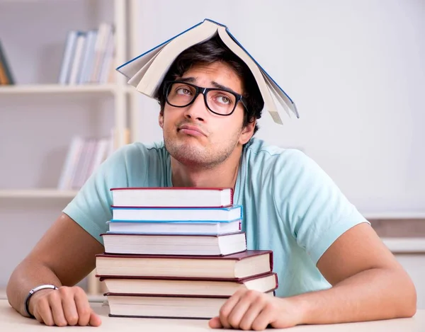 Jonge knappe student bereidt zich voor op schoolexamens — Stockfoto