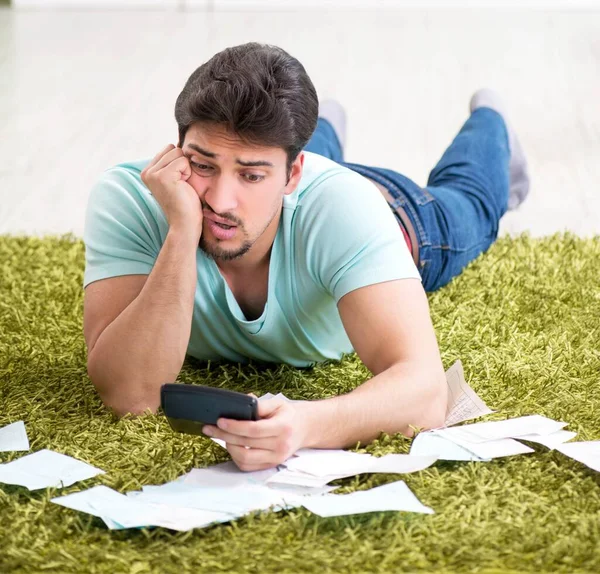 Joven luchando con las finanzas personales y facturas — Foto de Stock