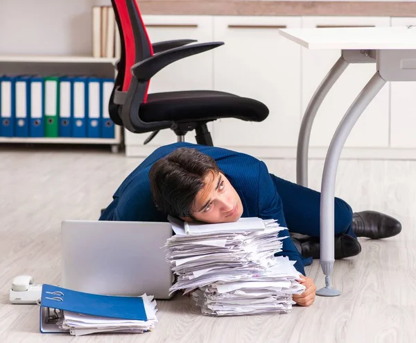 Müder erschöpfter Geschäftsmann macht Überstunden im Büro — Stockfoto