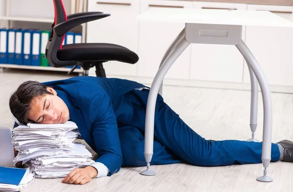 Fatigué homme d'affaires épuisé faisant des heures supplémentaires au bureau — Photo