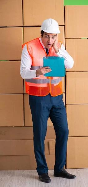 Hombre contratista trabajando en servicio de reubicación de entrega de cajas — Foto de Stock