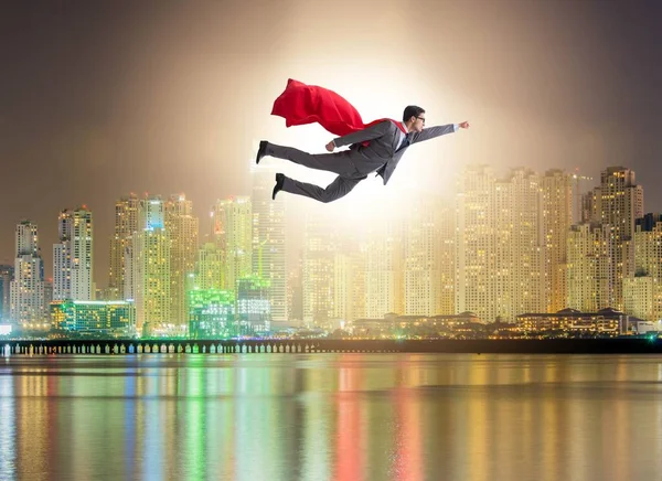 Superhéroe hombre de negocios volando sobre la ciudad — Foto de Stock