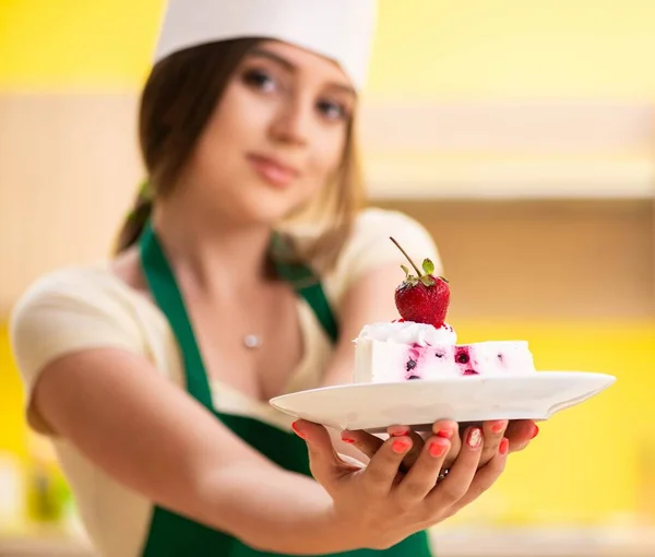 Jeune cuisinier gâteaux de cuisine dans la cuisine — Photo