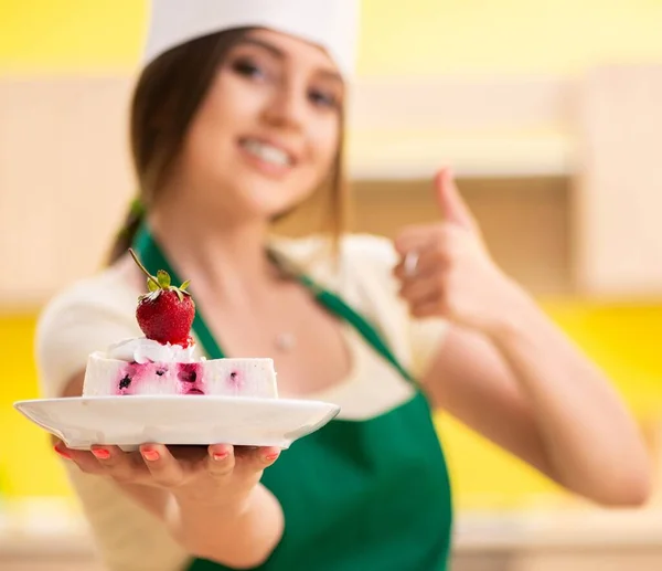 Jonge kokkin in de keuken — Stockfoto