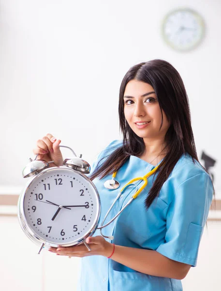 Giovane bella dottoressa che lavora in clinica — Foto Stock