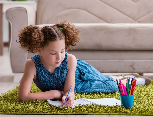 Niña dibujando sobre papel con lápices — Foto de Stock