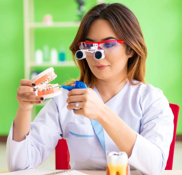 Mujer dentista trabajando en implantes dentales — Foto de Stock