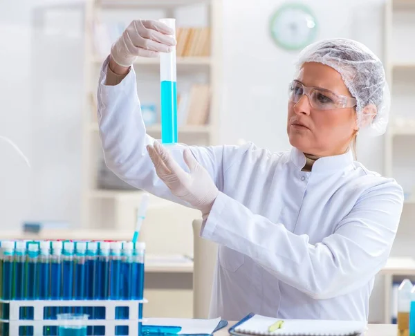 Mulher química que trabalha no laboratório de clínica hospitalar — Fotografia de Stock