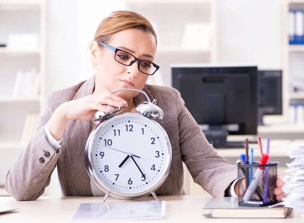 Zakenvrouw workaholic proberen om dringende papierwerk af te ronden — Stockfoto