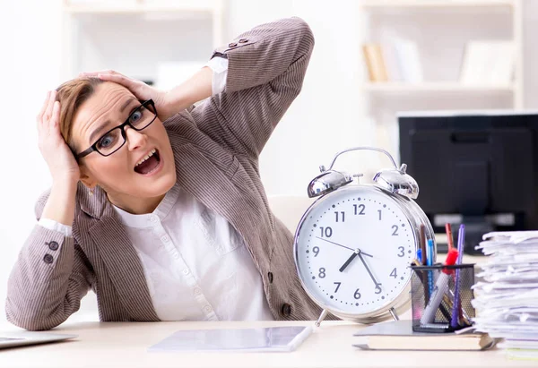 Empresária viciada em trabalho tentando terminar papelada urgente — Fotografia de Stock