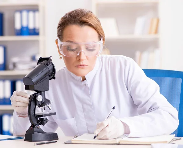 Mulher química que trabalha no laboratório de clínica hospitalar — Fotografia de Stock