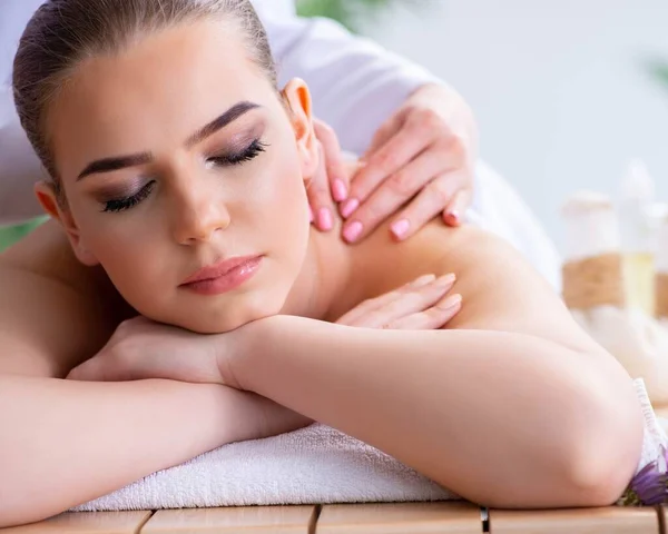 Vrouw tijdens massage sessie in spa — Stockfoto