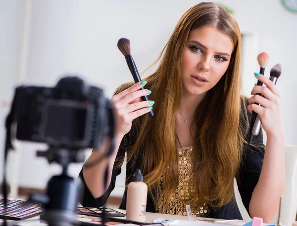 Beauty blogger podání video pro její blog nebo vlog — Stock fotografie