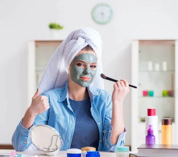 Skönhetsbloggare tillämpa mask och inlägg på internet blogg — Stockfoto