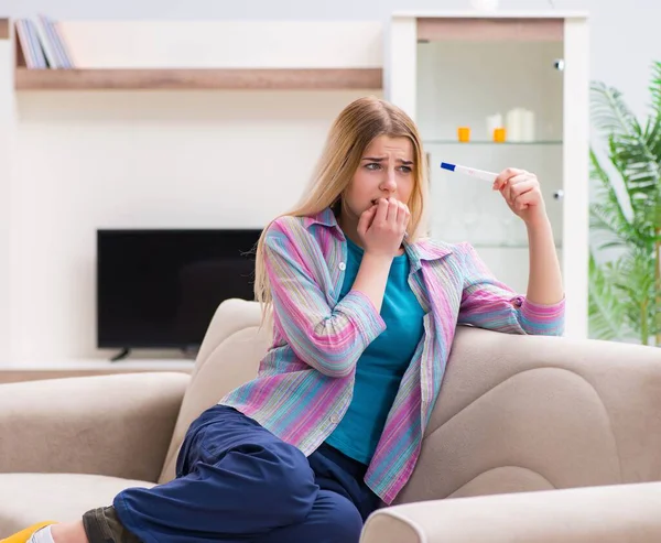 Mujer joven enterándose de su embarazo — Foto de Stock