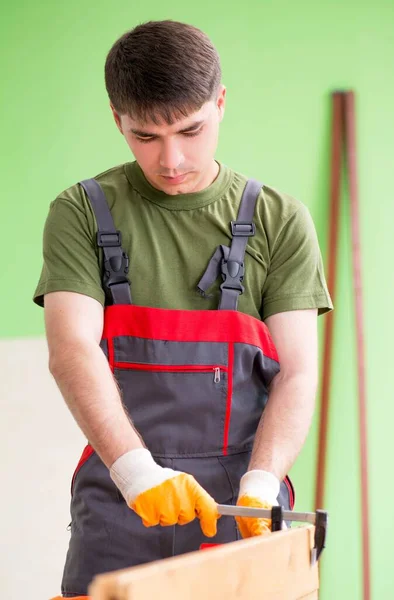 Jovem carpinteiro trabalhando em oficina — Fotografia de Stock