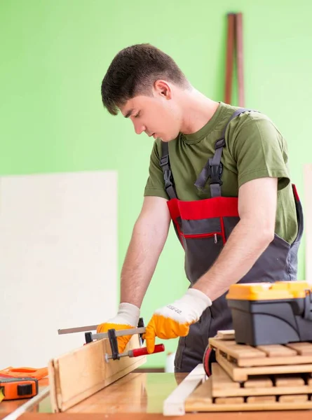 Jongeman timmerman werkt in werkplaats — Stockfoto