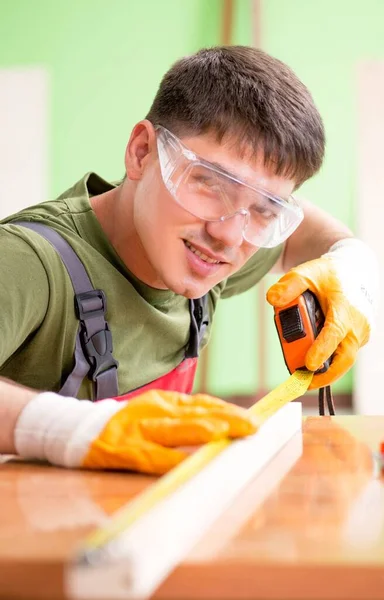 Giovane falegname che lavora in officina — Foto Stock