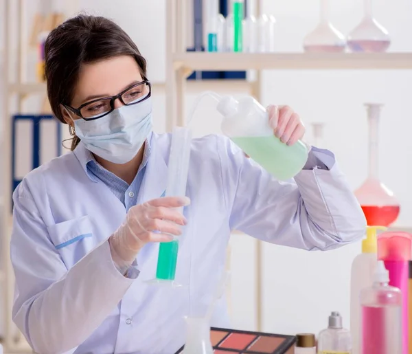 Laboratorní chemik kontroluje krásu a make-up produkty — Stock fotografie